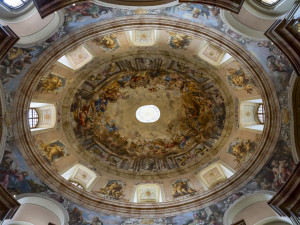 Centrální freska v kopuli kostela sv. Markéty ohromí návštěvníky plochou 420 m2