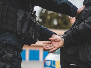 Dvojice si vybrala pokoj v penzionu, z něj se pak dostala za asistence policistů
