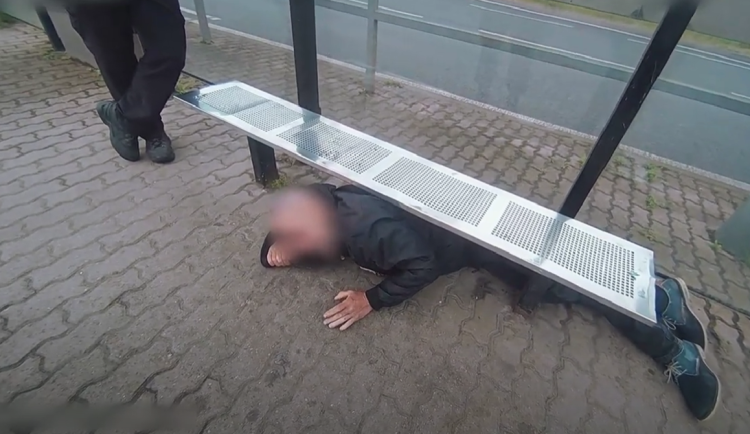 VIDEO: Legendární bába pod kořenem má konkurenci, opilého dědu uvěznila lavička