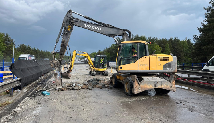 Oprava mostu na D1 u Pávova pokračuje, i nadále platí určitá omezení