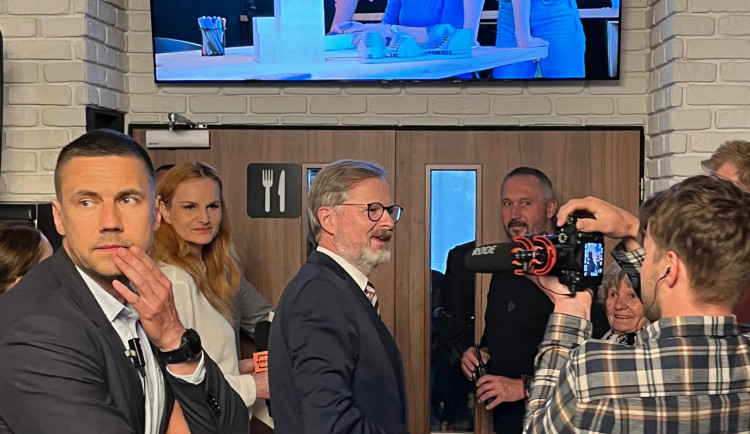 Gaza, migranti z USA i narovnání vztahů se Sovětským svazem. Premiér dorazil do Liberce