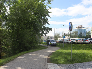 Nehoda na cyklostezce v Brodě, cyklistka se srazila s chodcem. Nebyli jste u toho?