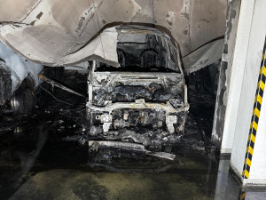 Kvůli požáru v garážích v Třebíči bylo evakuováno 42 lidí, škoda je 10 milionů