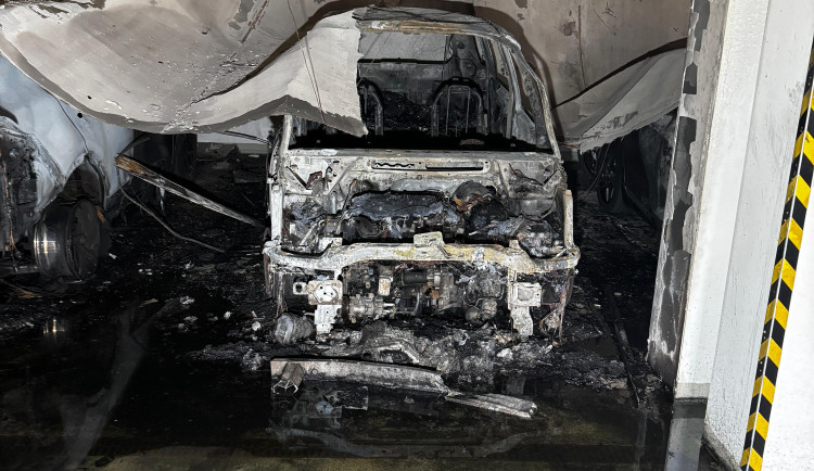 Kvůli požáru v garážích v Třebíči bylo evakuováno 42 lidí, škoda je 10 milionů