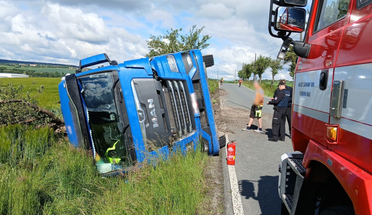 Náklaďák s kamením a hlínou sjel u Mrtníku do příkopu a havaroval