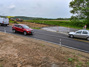 FOTO: Po původní silnici v Heleníně není ani památky. Vzniká tam kruhový objezd