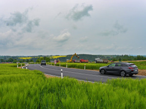 FOTO: Po původní silnici v Heleníně není ani památky. Vzniká tam kruhový objezd