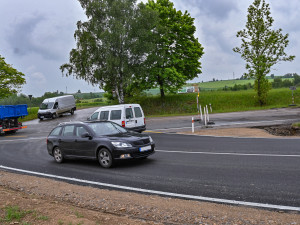 FOTO: Po původní silnici v Heleníně není ani památky. Vzniká tam kruhový objezd