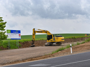 FOTO: Po původní silnici v Heleníně není ani památky. Vzniká tam kruhový objezd