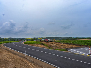 FOTO: Po původní silnici v Heleníně není ani památky. Vzniká tam kruhový objezd