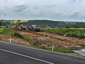 FOTO: Po původní silnici v Heleníně není ani památky. Vzniká tam kruhový objezd