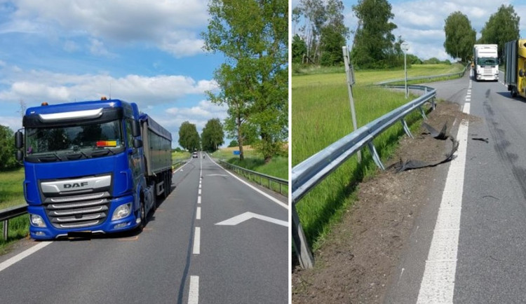 Na nákladním autě praskla pneumatika, neovladatelný kolos zastavila svodidla. Foto: Se svolením Policie ČR