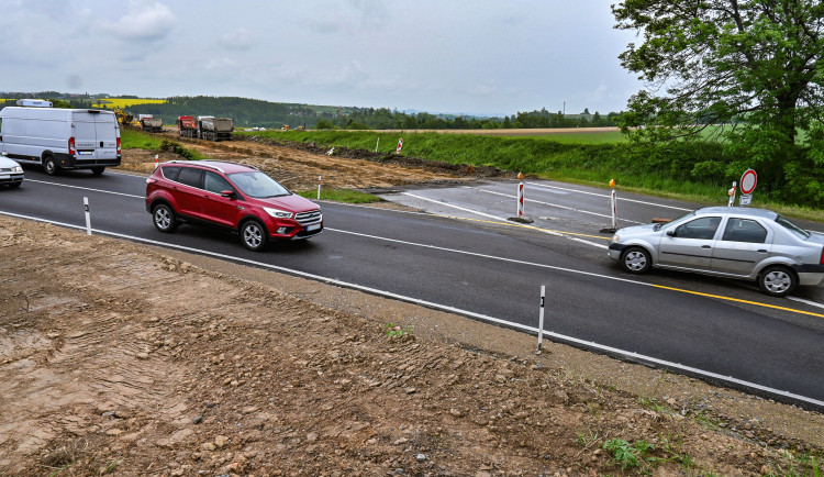 FOTO: Po původní silnici v Heleníně není ani památky. Vzniká tam kruhový objezd. Foto: Marie Buláková