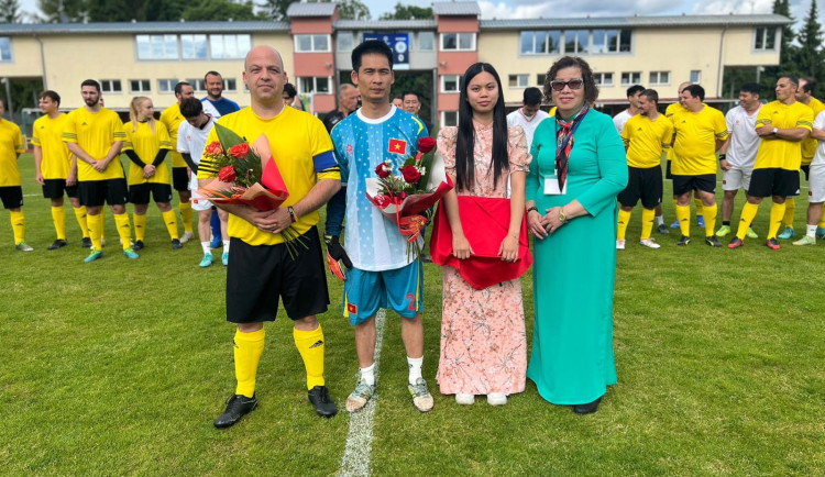 Vietnamci a policisté v Sokolově hráli pro dobrou věc, vybrali skoro sto tisíc