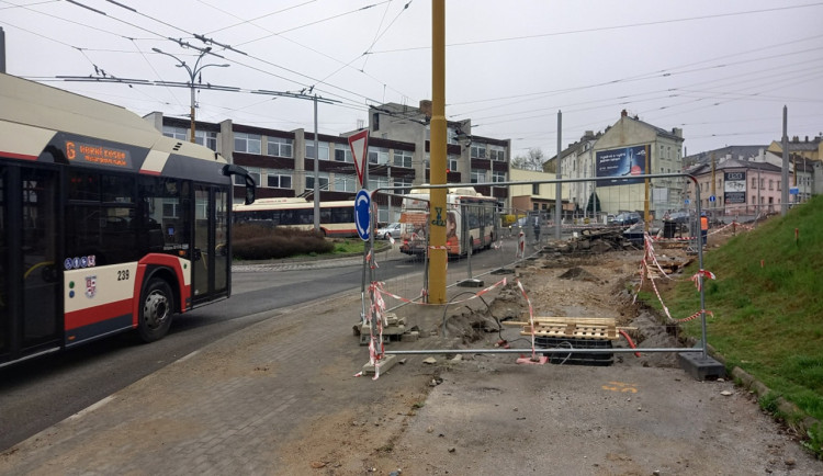 Křižovatka u Sila je zcela uzavřená, od pondělí přestanou jezdit vlaky po mostě