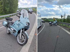 Motocyklisté přejížděli kamion na plné čáře. Srazili se a museli do nemocnice