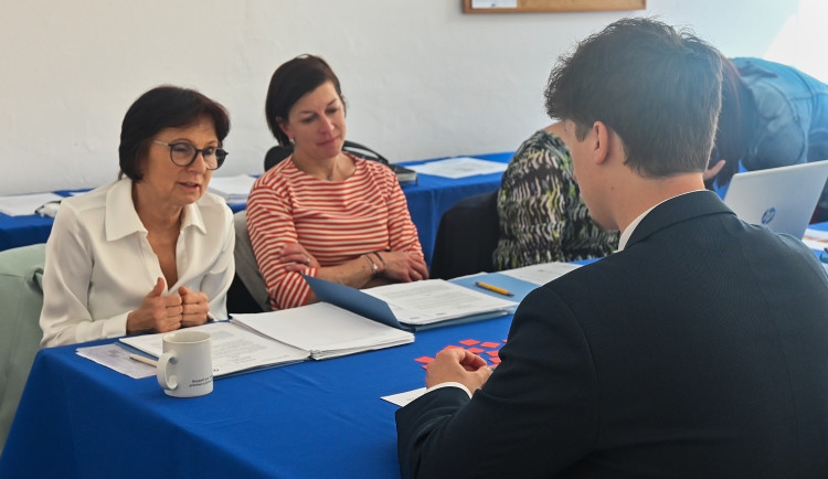 Před komisí jsem se cítil docela příjemně, řekl maturant o zkoušce z dospělosti. Foto: Daniela Drozdová