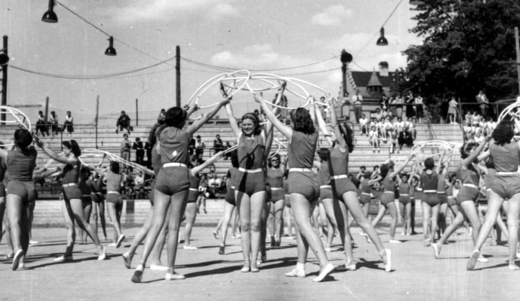 Spartakiádní skladbu Radostné mládí cvičí v červnu 1960 na jihlavském zimním stadionu dorostenky ze středních škol a učilišť. Reprofoto: Poskytl Stanislav Jelínek