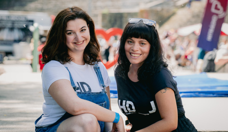 Produkční a choreografka HD_J Anna Korba Vanacká a Ruth Denčevová, která zaštiťuje PR a marketing Horáckého divadla. Foto: Jan Fuchs