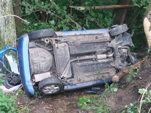 Devatenáctiletý řidič nezvládl smyk, auto skončilo převrácené v potoce