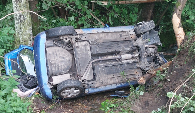 Devatenáctiletý řidič nezvládl smyk, auto skončilo převrácené v potoce. Foto: Se svolením Policie ČR