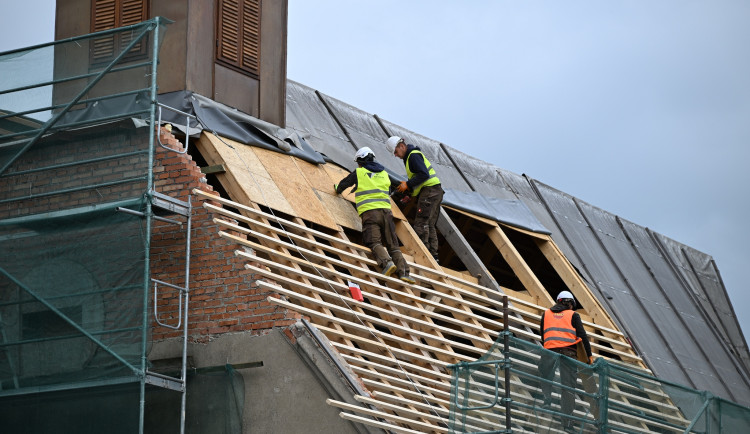 Město Havlíčkův Brod opravuje střechu kostela, který dlouhá desetiletí chátral