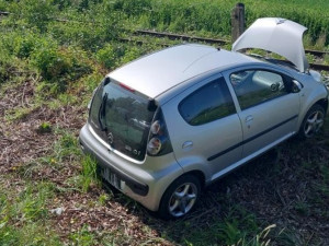 Řidička chtěla předjet traktor, přehlédla ale smart. Situace skončila nehodou