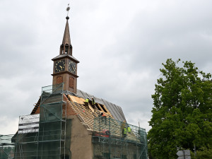 Město Havlíčkův Brod opravuje střechu kostela, který dlouhá desetiletí chátral