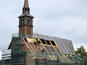 Město Havlíčkův Brod opravuje střechu kostela, který dlouhá desetiletí chátral