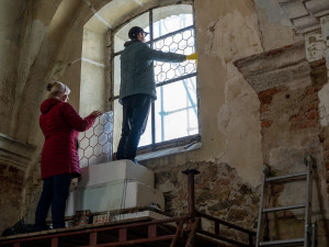 Město Havlíčkův Brod opravuje střechu kostela, který dlouhá desetiletí chátral