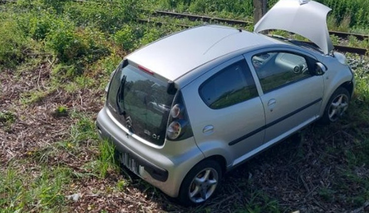 Řidička chtěla předjet traktor, přehlédla ale smart. Situace skončila nehodou. Foto: Se svolením Policie ČR