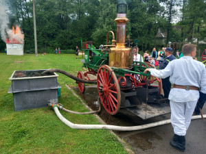 FOTO: Hasiči v Kamenici slaví 150 let, na hřišti hasili Hostinec U dobrých lidí
