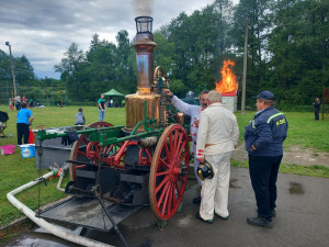 FOTO: Hasiči v Kamenici slaví 150 let, na hřišti hasili Hostinec U dobrých lidí