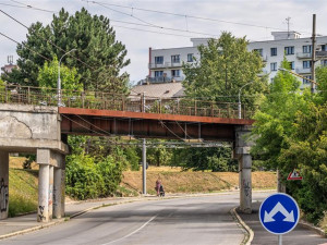 V Havlíčkově ulici jde dnes dolů železniční most, řidiči místem neprojedou