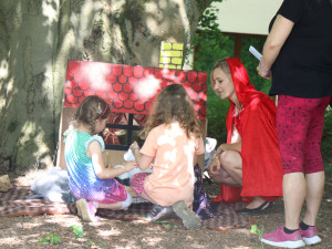 Děti v nemocnici zachraňovaly Popelku, Růženku, vílu Amálku, Otesánka i vlka