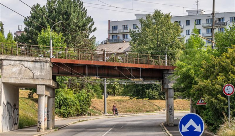 V Havlíčkově ulici jde dnes dolů železniční most, řidiči místem neprojedou. Foto: Se svolením Města Jihlava
