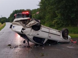 Řidič jel zřejmě moc rychle, dostal smyk a skončil s autem na střeše