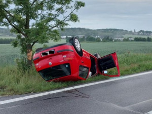 Senior vyjel v noci a otočil auto na střechu, měl přes promile alkoholu