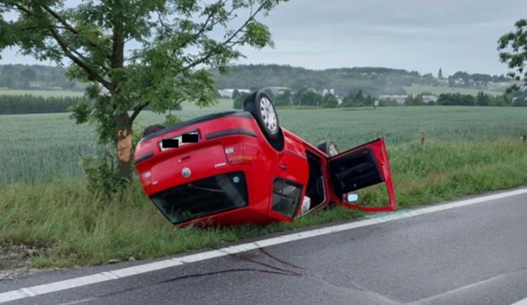 Senior vyjel v noci a otočil auto na střechu, měl přes promile alkoholu. Foto: Se svolením Policie ČR