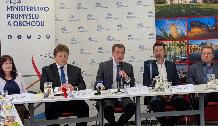 Vlček: Vláda nepochybuje o splnění podílu českých firem na dostavbě Dukovan