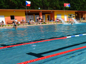 PŘEHLED: Koupaliště zahajují sezonu. Kam na Jihlavsku vyrazit a kolik to bude stát?
