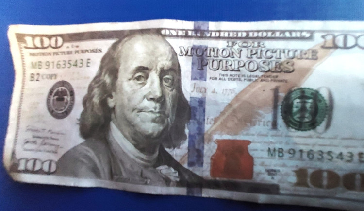 Cizinec platil v jihlavském podniku falešnými dolary. Chvíli mu to procházelo