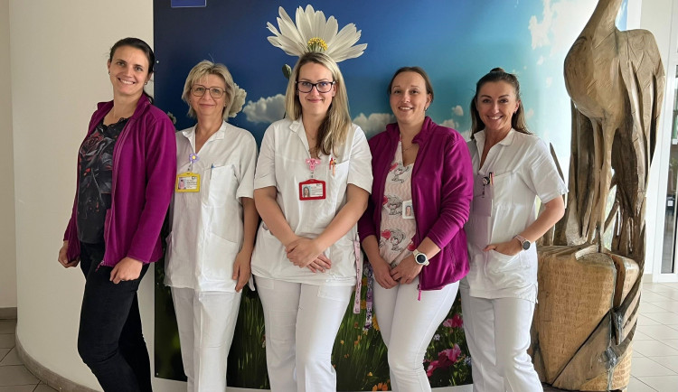 Sestřičky a porodní asistentky, které chodí domů za maminkami a dětmi v šestinedělí