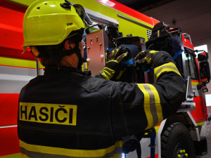 Na dálnici po havárii nákladního a osobního auta hořelo, byl tam omezený provoz