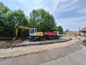 Dělníci opravují silnici z Třebíče na Telč, provoz bude obnoven v půlce prázdnin