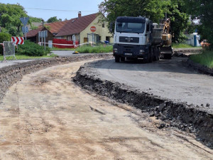 Dělníci opravují silnici z Třebíče na Telč, provoz bude obnoven v půlce prázdnin