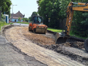 Dělníci opravují silnici z Třebíče na Telč, provoz bude obnoven v půlce prázdnin