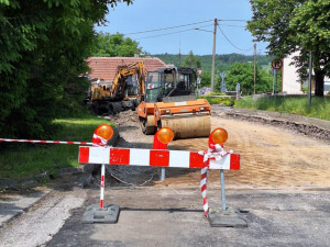 Dělníci opravují silnici z Třebíče na Telč, provoz bude obnoven v půlce prázdnin