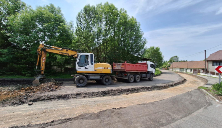 Dělníci opravují silnici u Předína, provoz má být obnovený v půlce prázdnin. Foto: Se svolením ŘSD