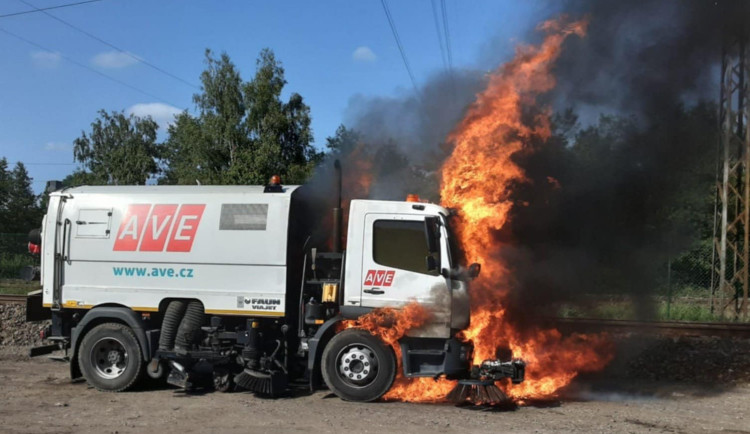U Havlíčkova Brodu dnes navečer hořel zametací vůz, při požáru se nikdo nezranil. Foto: Se svolením HZS Kraje Vysočina